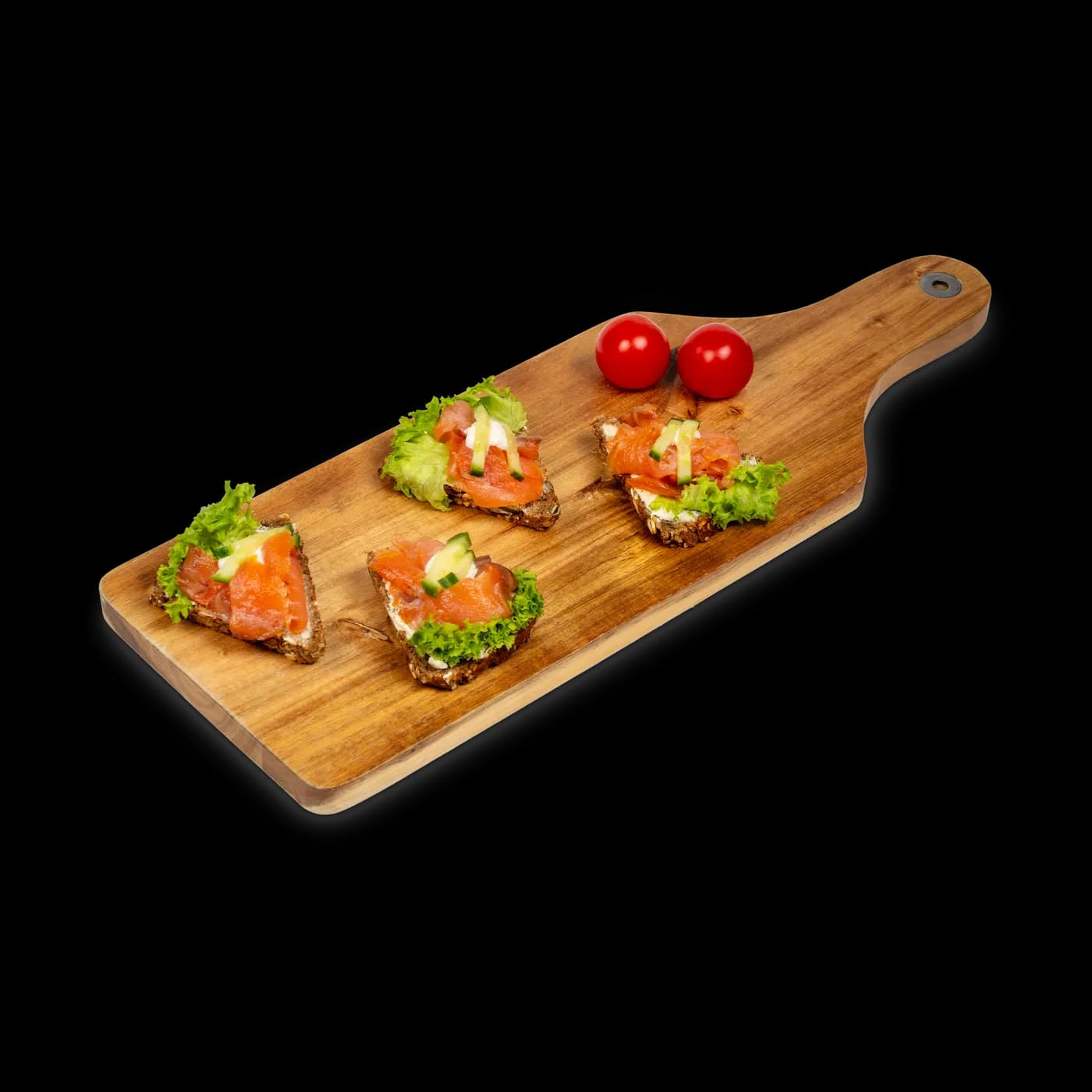Canapés mit Lachs belegt auf Bio-Brot