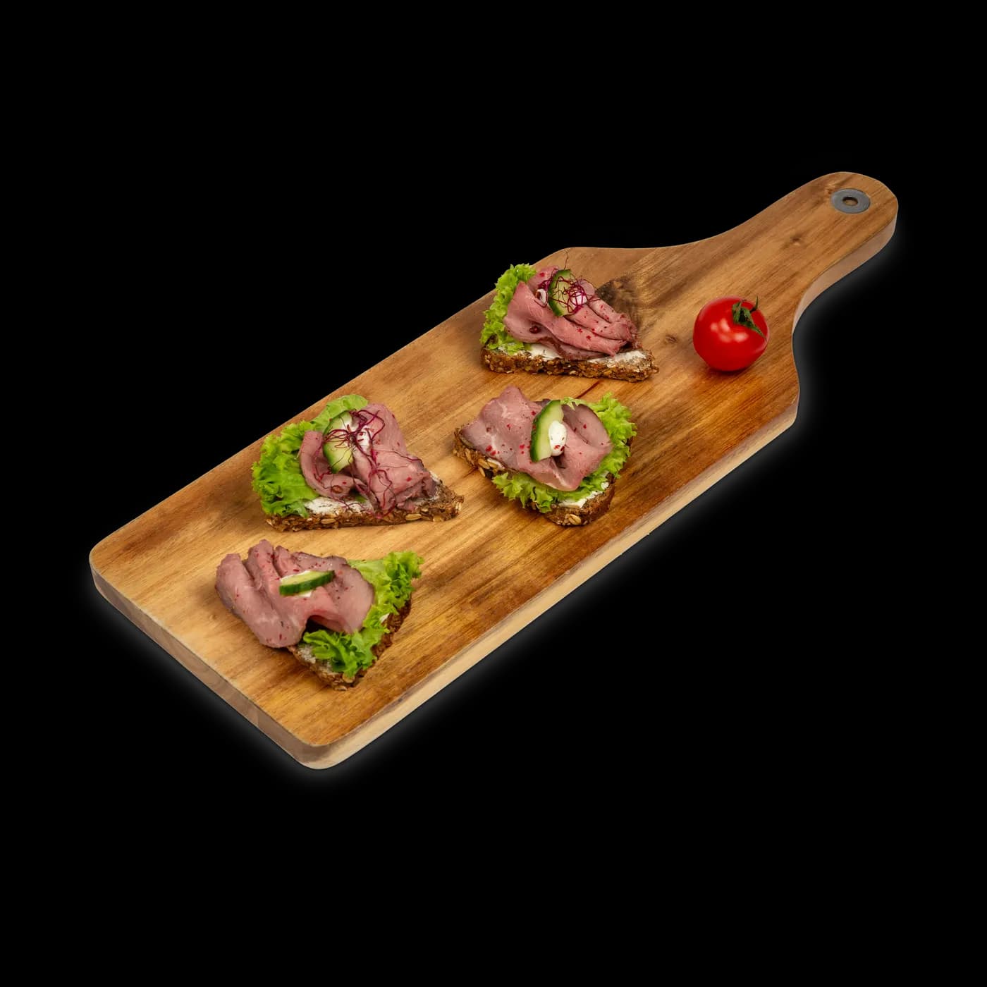 Canapés mit Roastbeef belegt auf Bio-Brot
