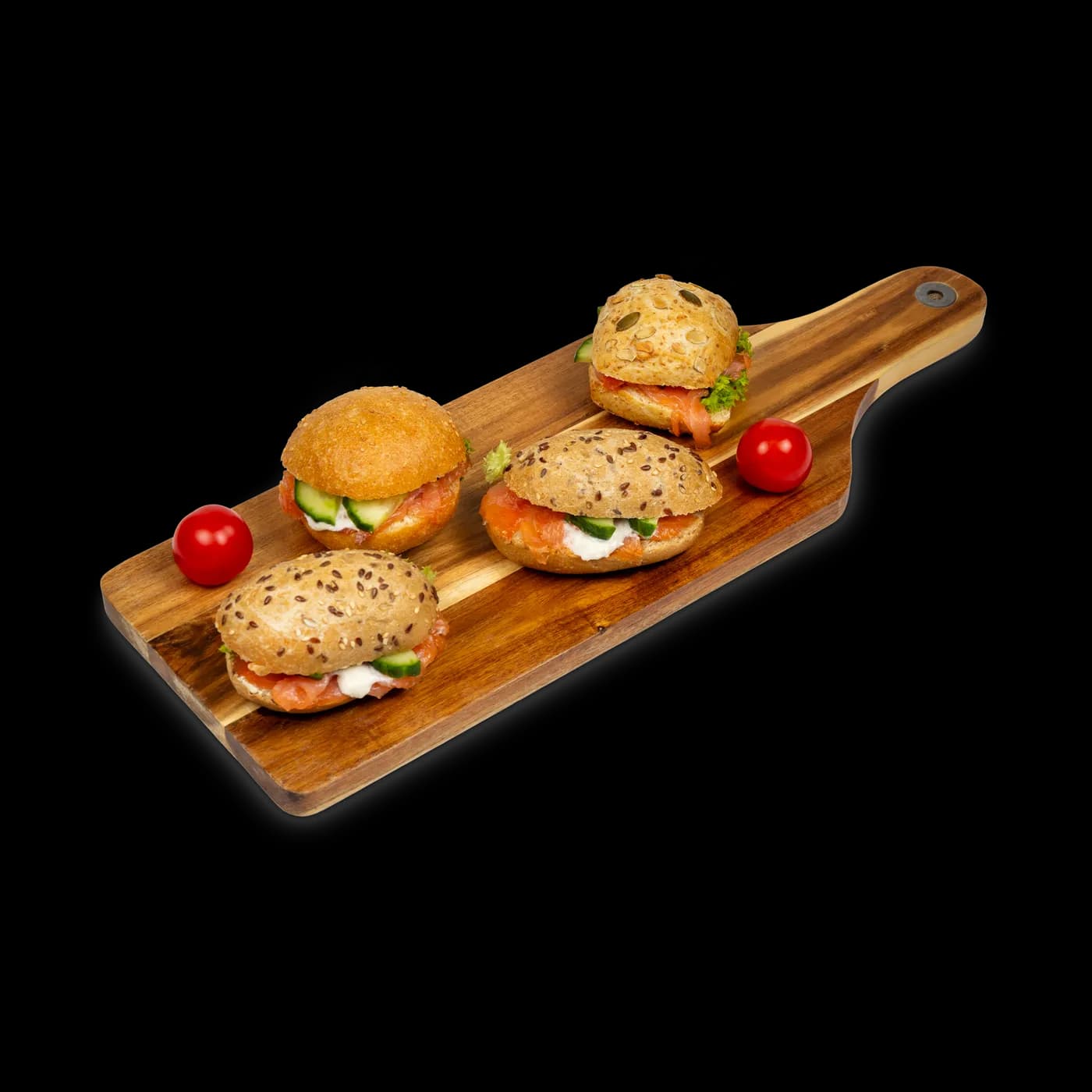 Kleine Bio-Brötchen mit Lachs belegt