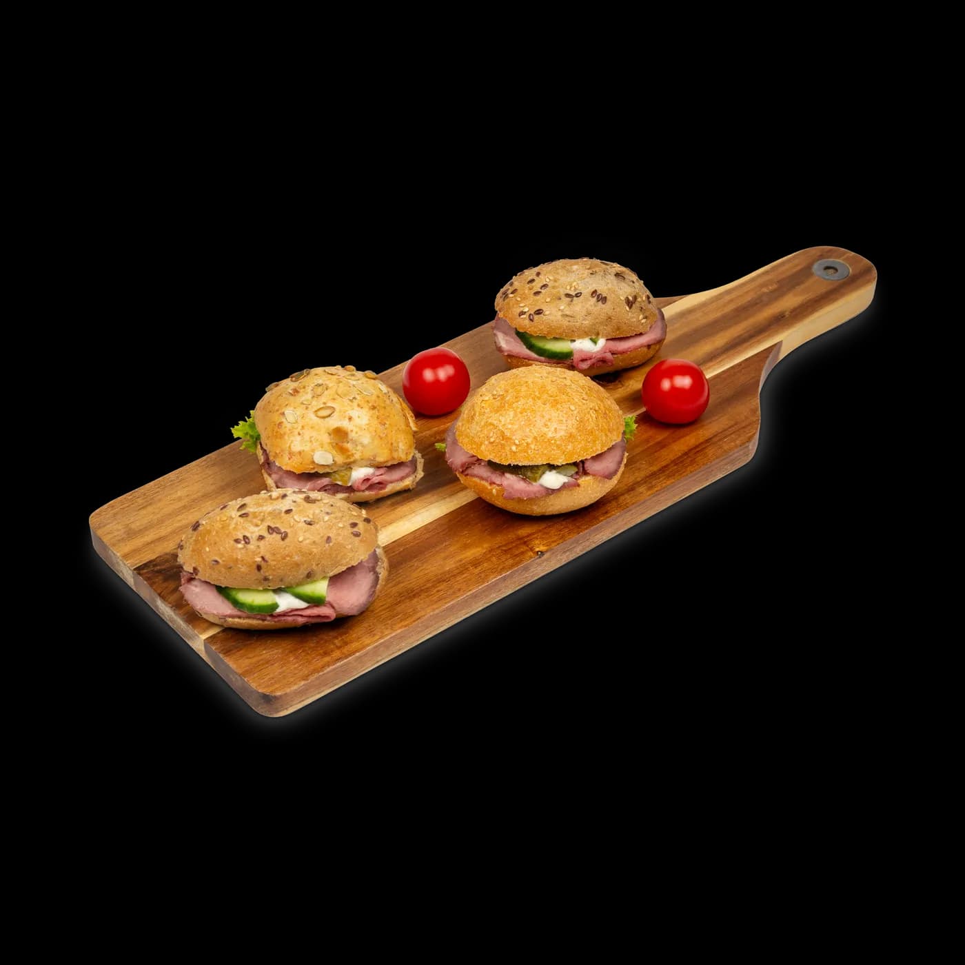 Kleine Bio-Brötchen mit Roastbeef belegt