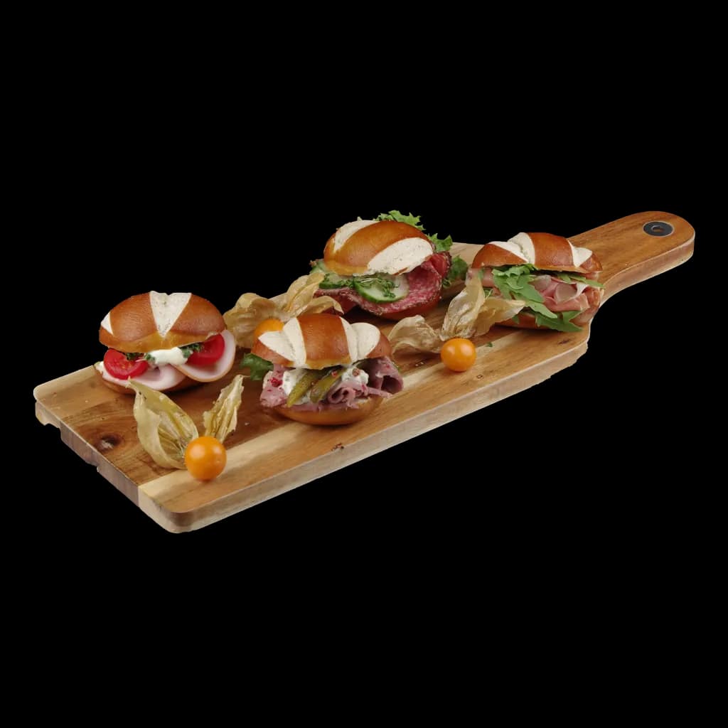 Kleine Laugenbrötchen mit Fleisch belegt