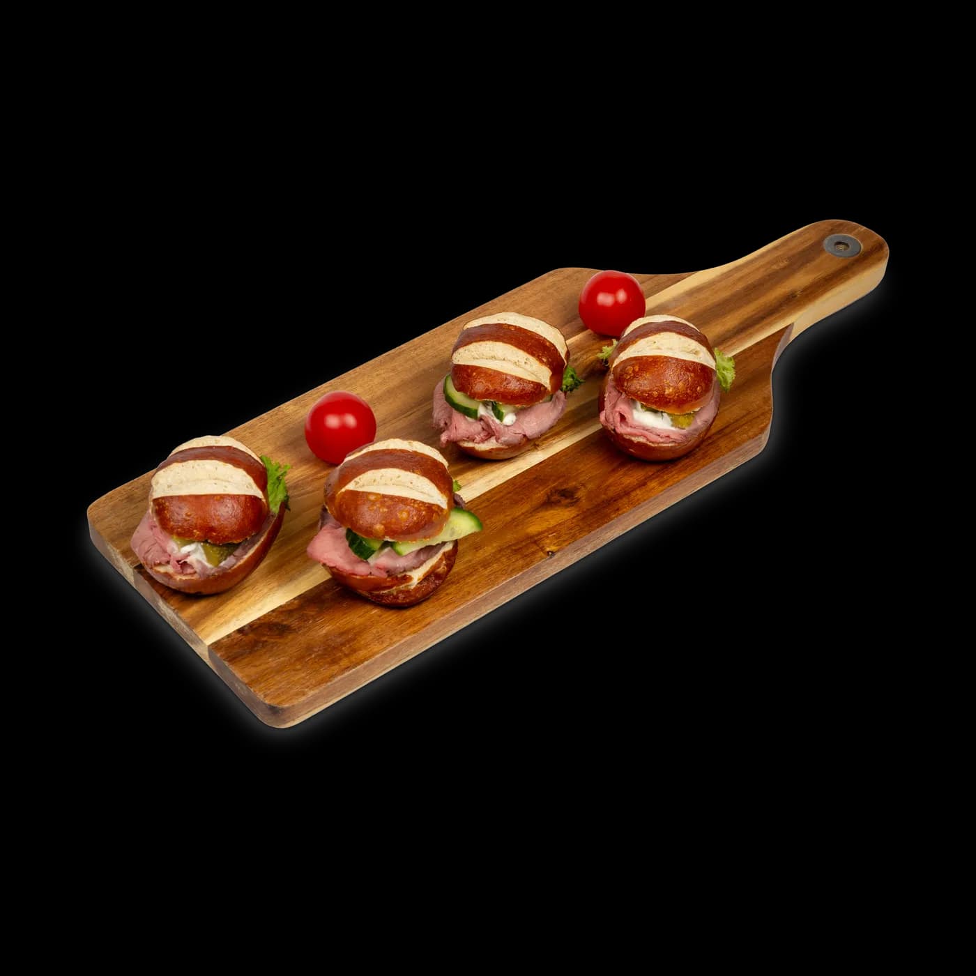 Kleine Laugenbrötchen mit Roastbeef belegt