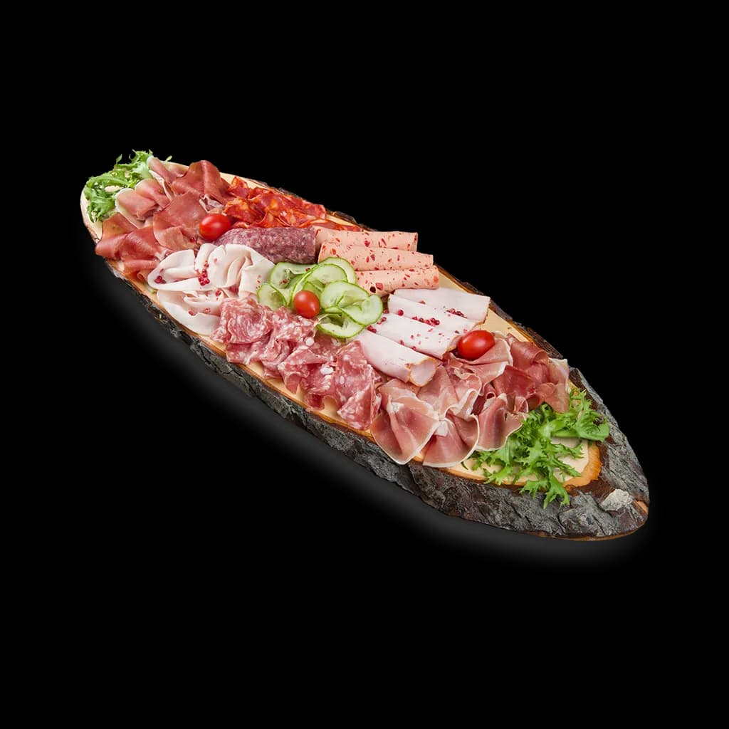 Gemischte Wurstplatte mit Aufschnitt auf Holzbrett