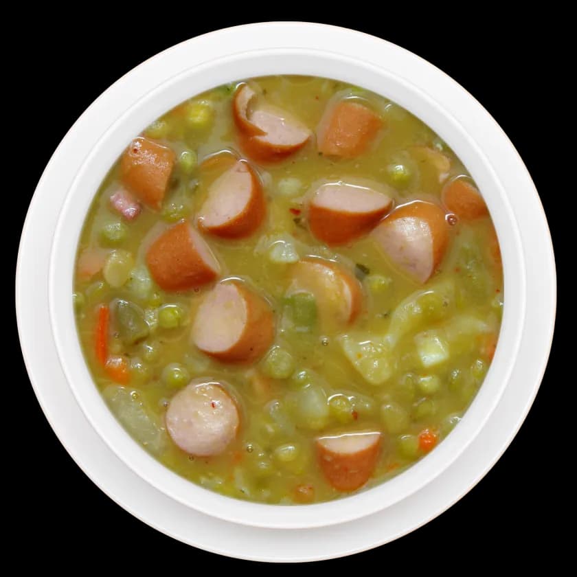 Suppe mit Fleischeinlage und Würstchen in weißer Schale