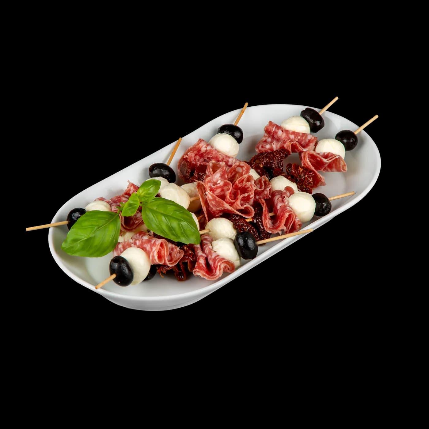 Bella-Italia-Spieße mit Salami, Mozzarella, Oliven und getrockneten Tomaten