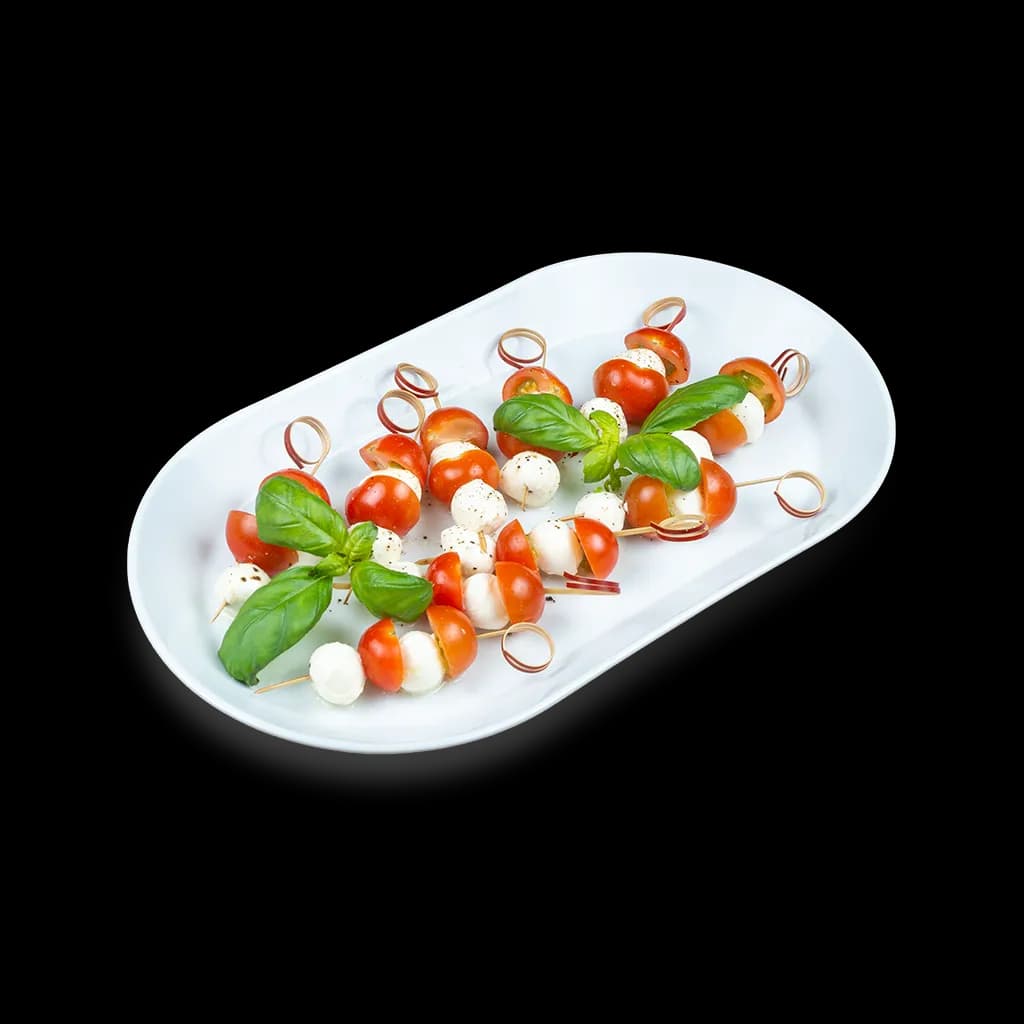 Caprese-Spieße mit Cherrytomate, Mozzarella und Basilikum