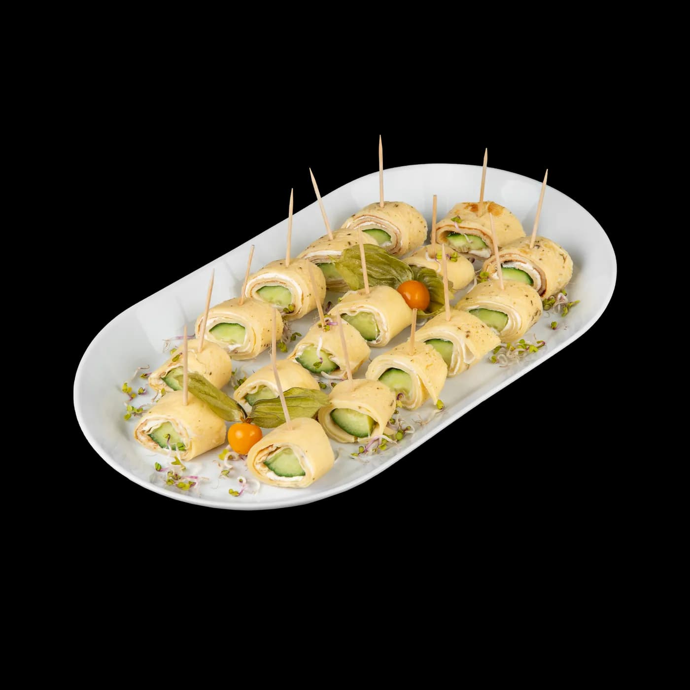 Crêpe-Röllchen mit Gurke und Frischkäse am Spieß