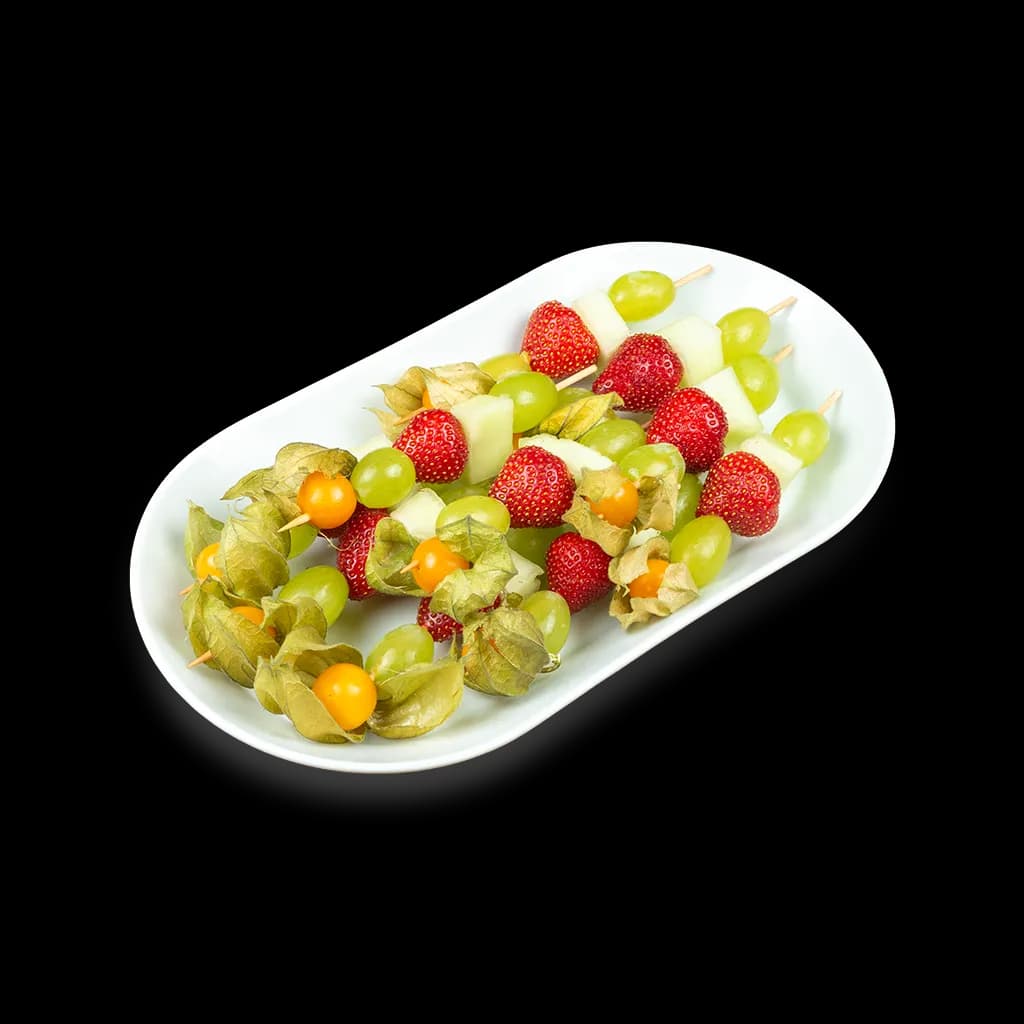 Gemischter Obstspieß mit Erdbeere, Weintraube und Physalis