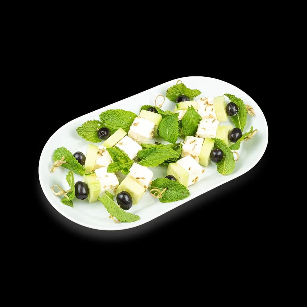Marinierter Feta-Oliven-Gurken-Spieß mit Minze
