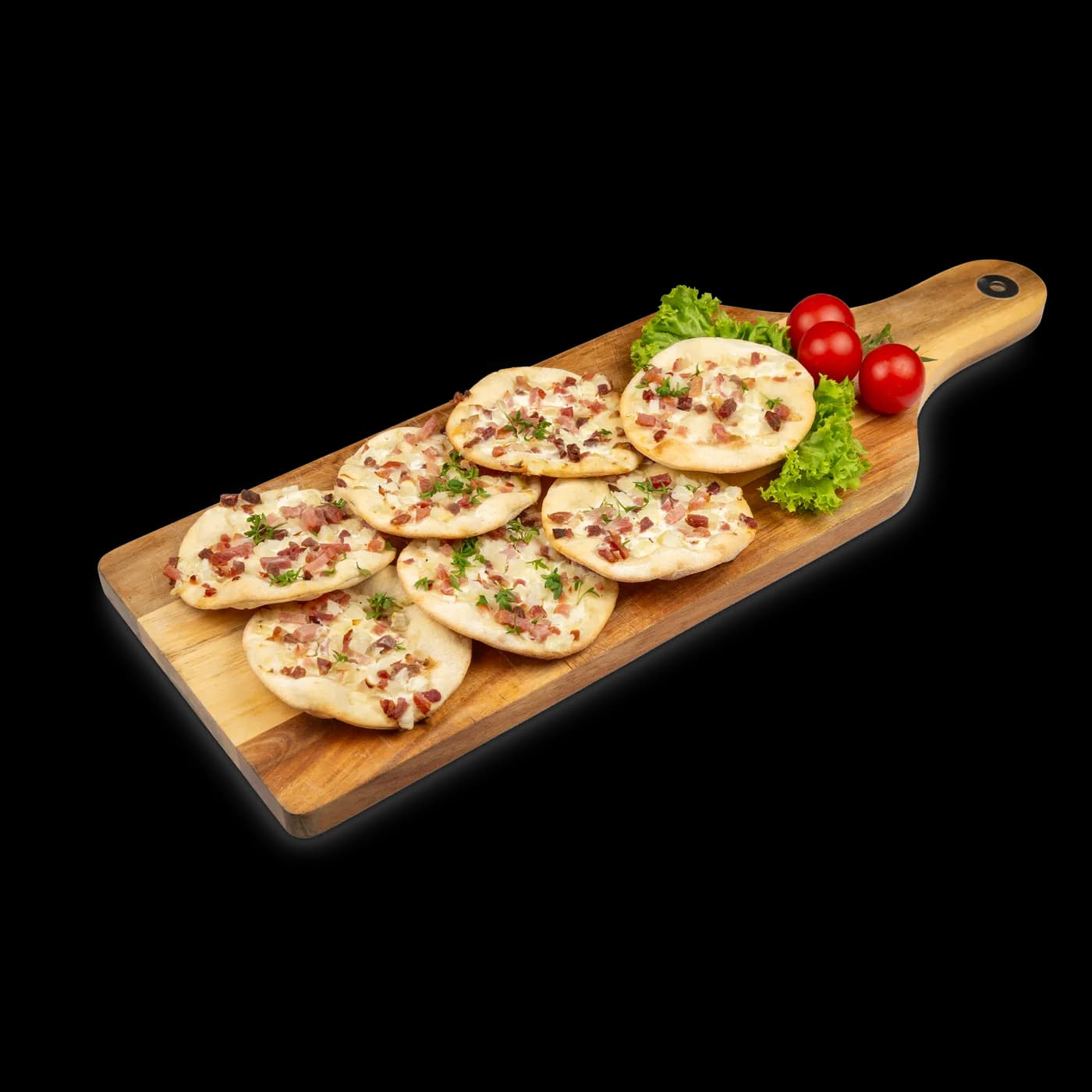 Mini-Flammkuchen auf Holzbrett