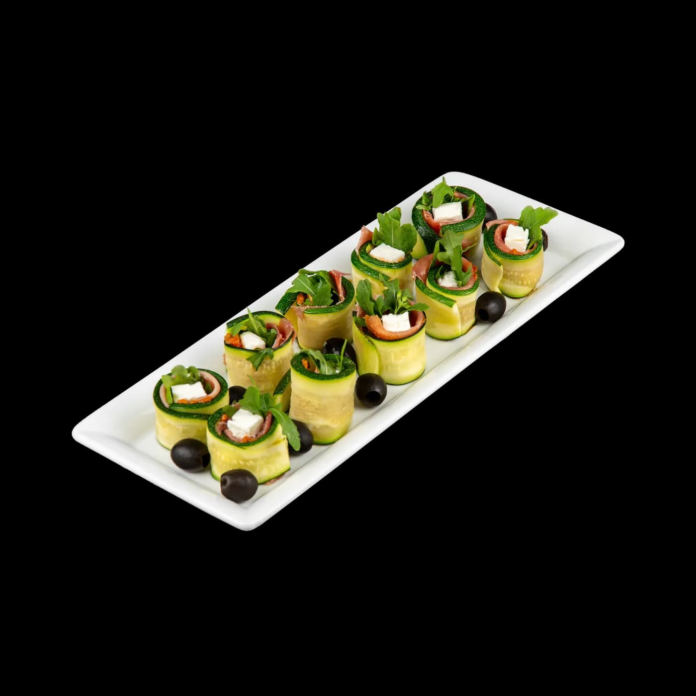 Zucchini-Röllchen mit Feta, Rucola und Serrano gefüllt