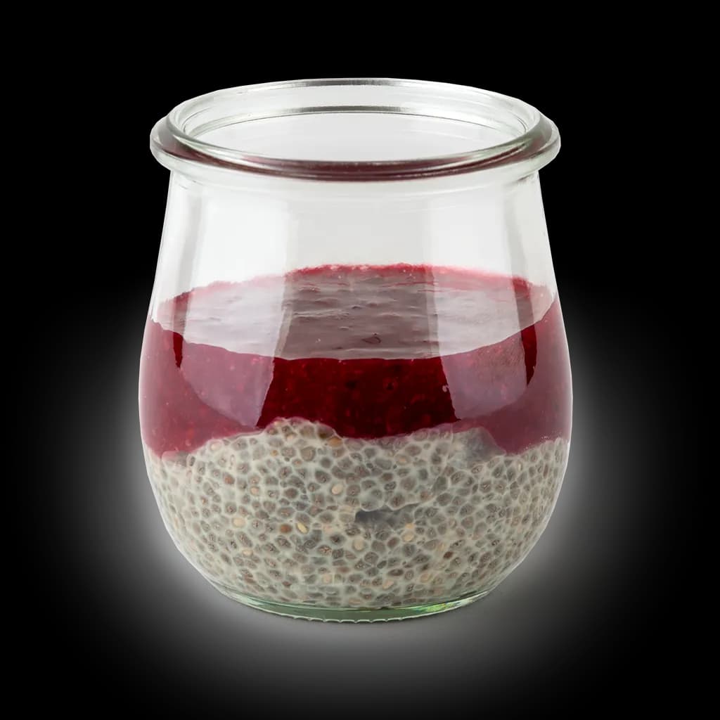 Veganer Chiapudding mit Beerenpürree im Glas
