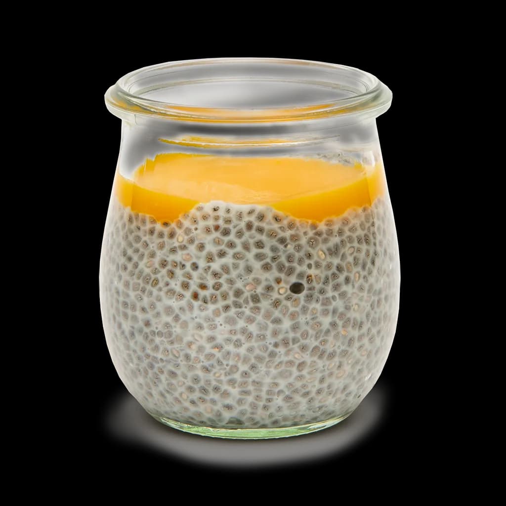 Veganer Chiapudding mit Mangopürree im Glas