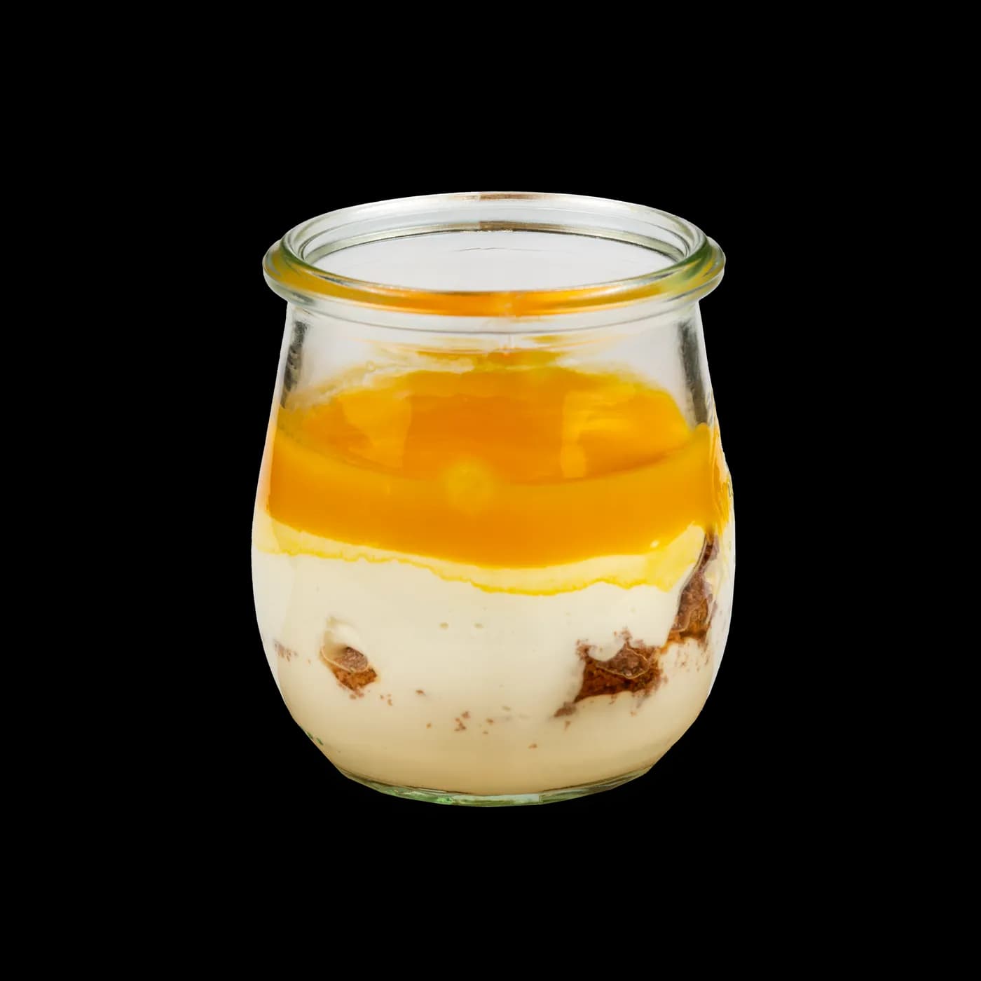 Geschichtete Quarkspeise mit Keksboden und Mangopürree im Glas