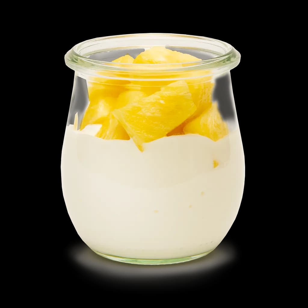 Joghurt mit Ananasstücken im Glas