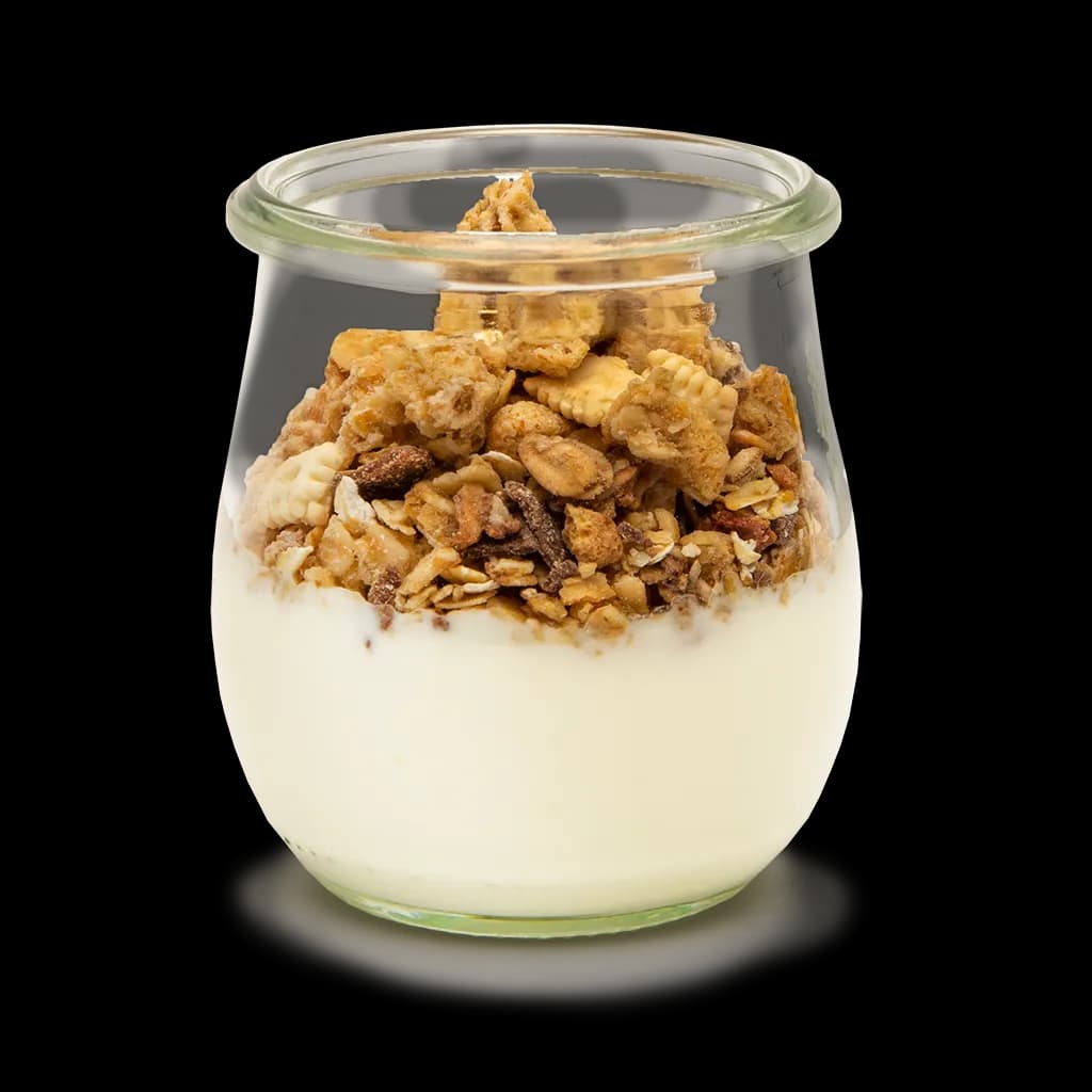 Joghurt mit knusprigem Müsli im Glas