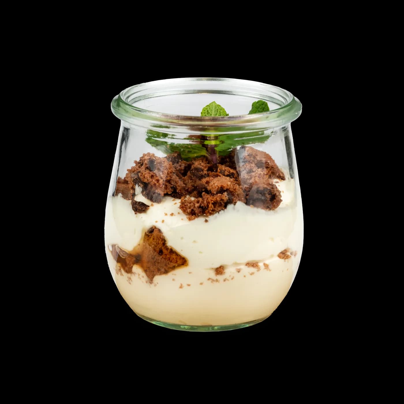 Geschichtete Quarkspeise mit gebröselten Schoko-Cookies im Glas
