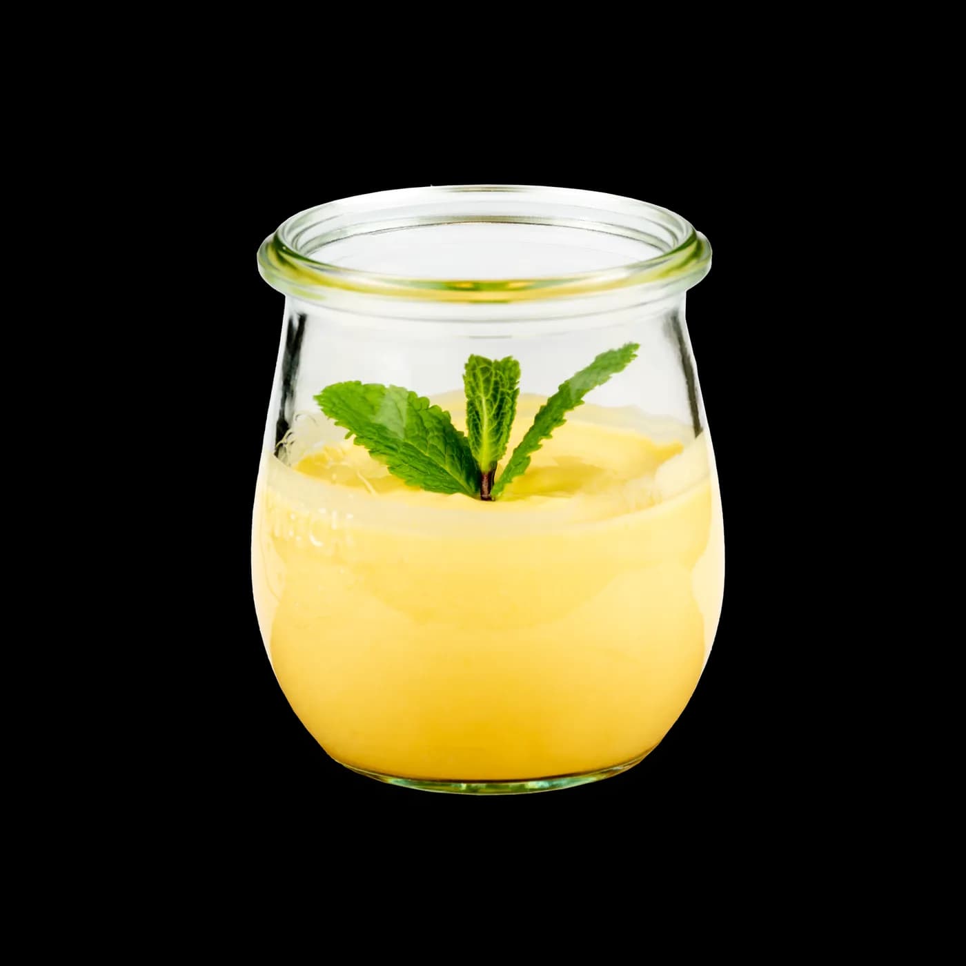 Mango-Joghurt mit Minze im Glas