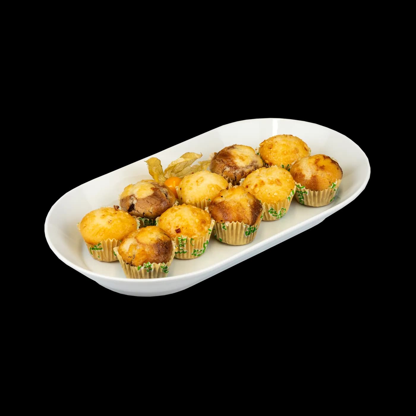 Vegane Mini-Muffins auf weißer Platte