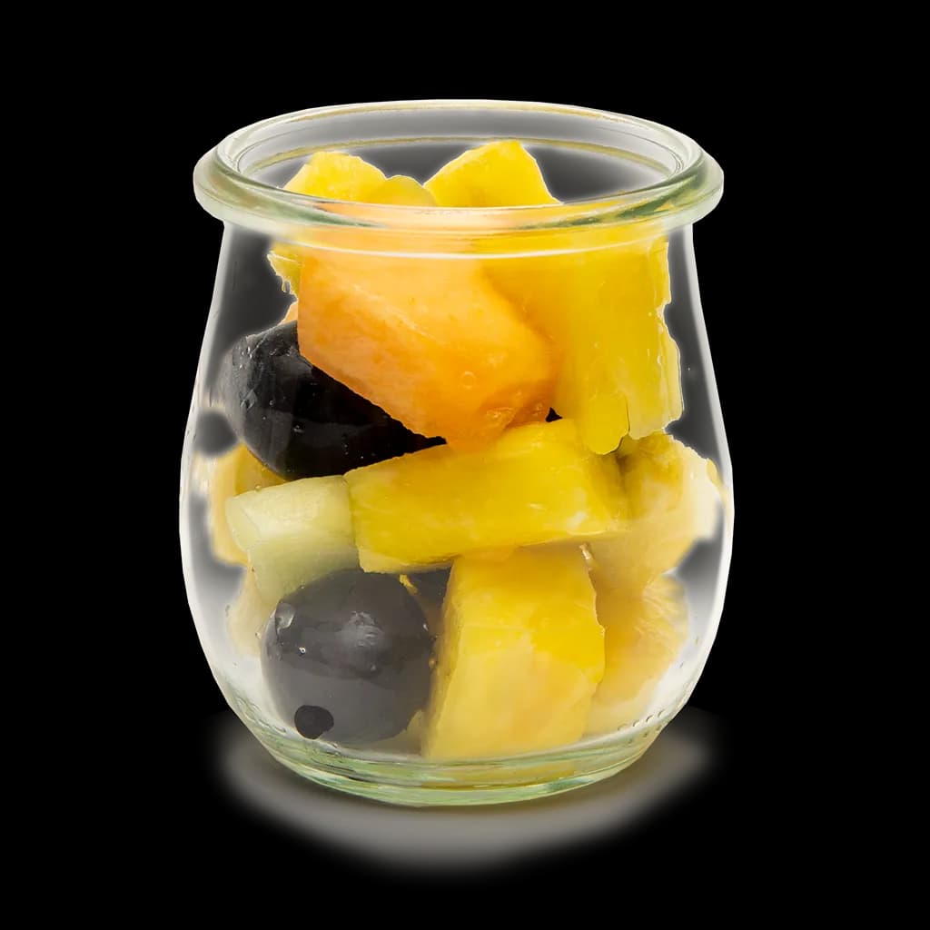 Reiner Obstsalat mit frischen Früchten im Glas