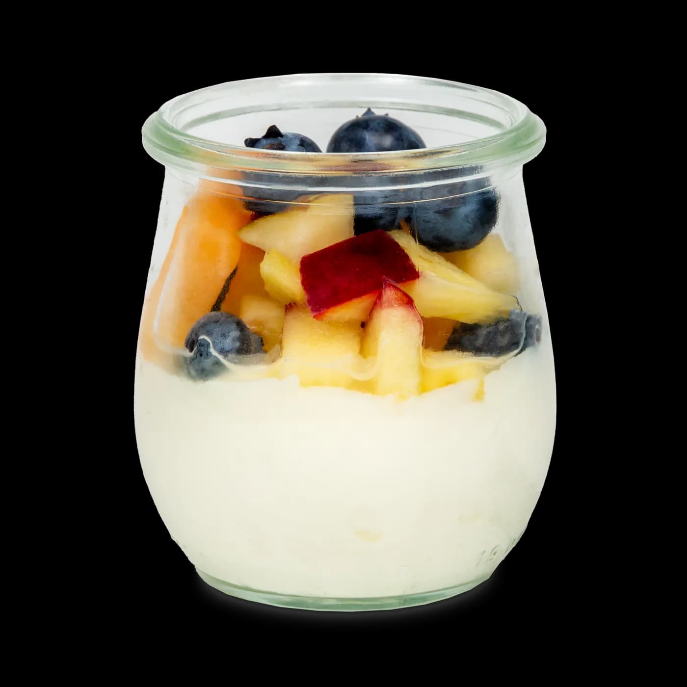 Vanillequark mit saisonalen Früchten im Glas