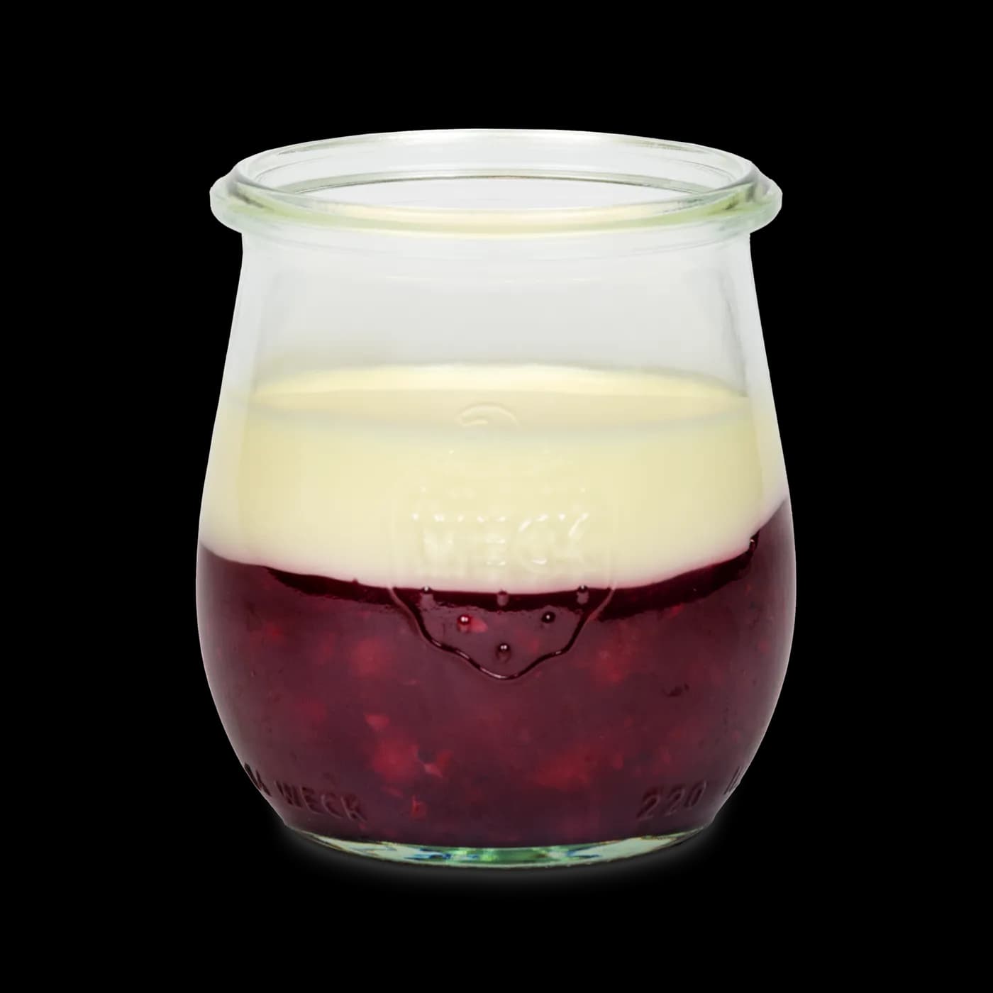 Rote Grütze mit Vanillesauce im Glas