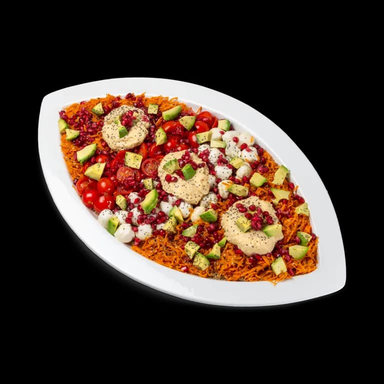 Platte Buddha Bowl mit Bulgur, Hummus, Avocado, Granatapfel und Cherrytomaten