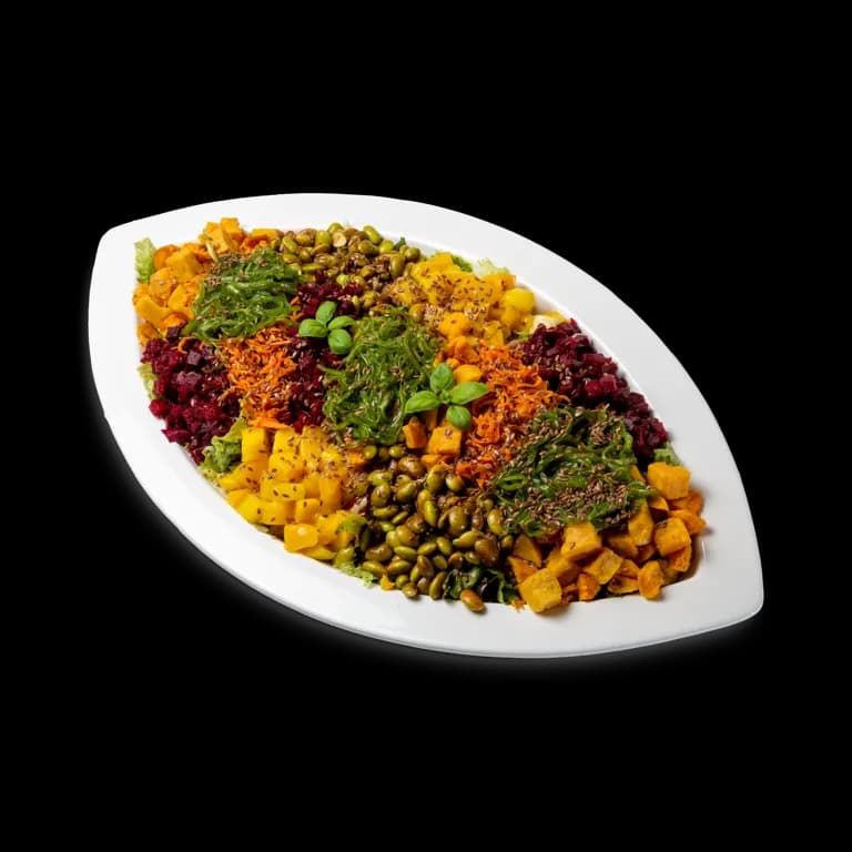 Platte Energy Bowl mit Roter Bete, Kürbis, Edamame und Pesto