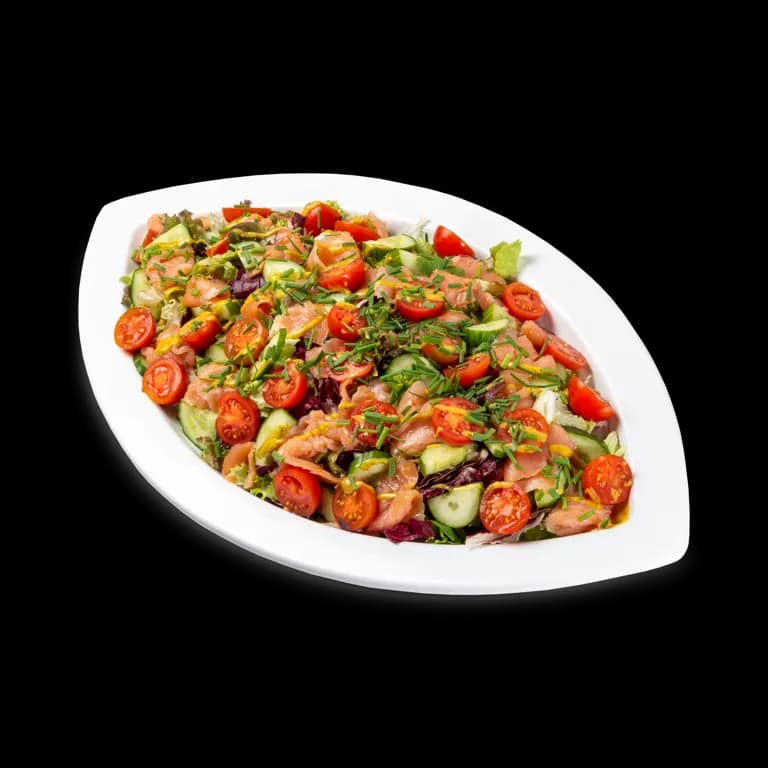 Platte Nordisch by Nature Salat mit Räucherlachs, Cherrytomaten und Gurke