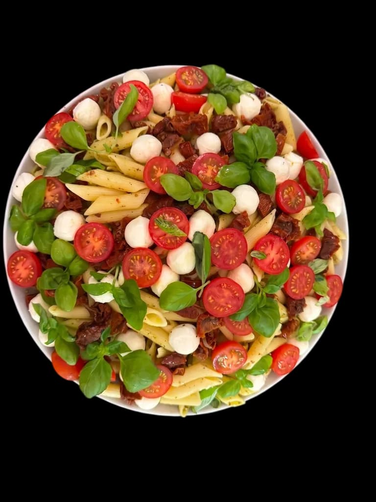 Platte Penne Pesto Salat mit Mozzarella, Cherrytomaten und Basilikum