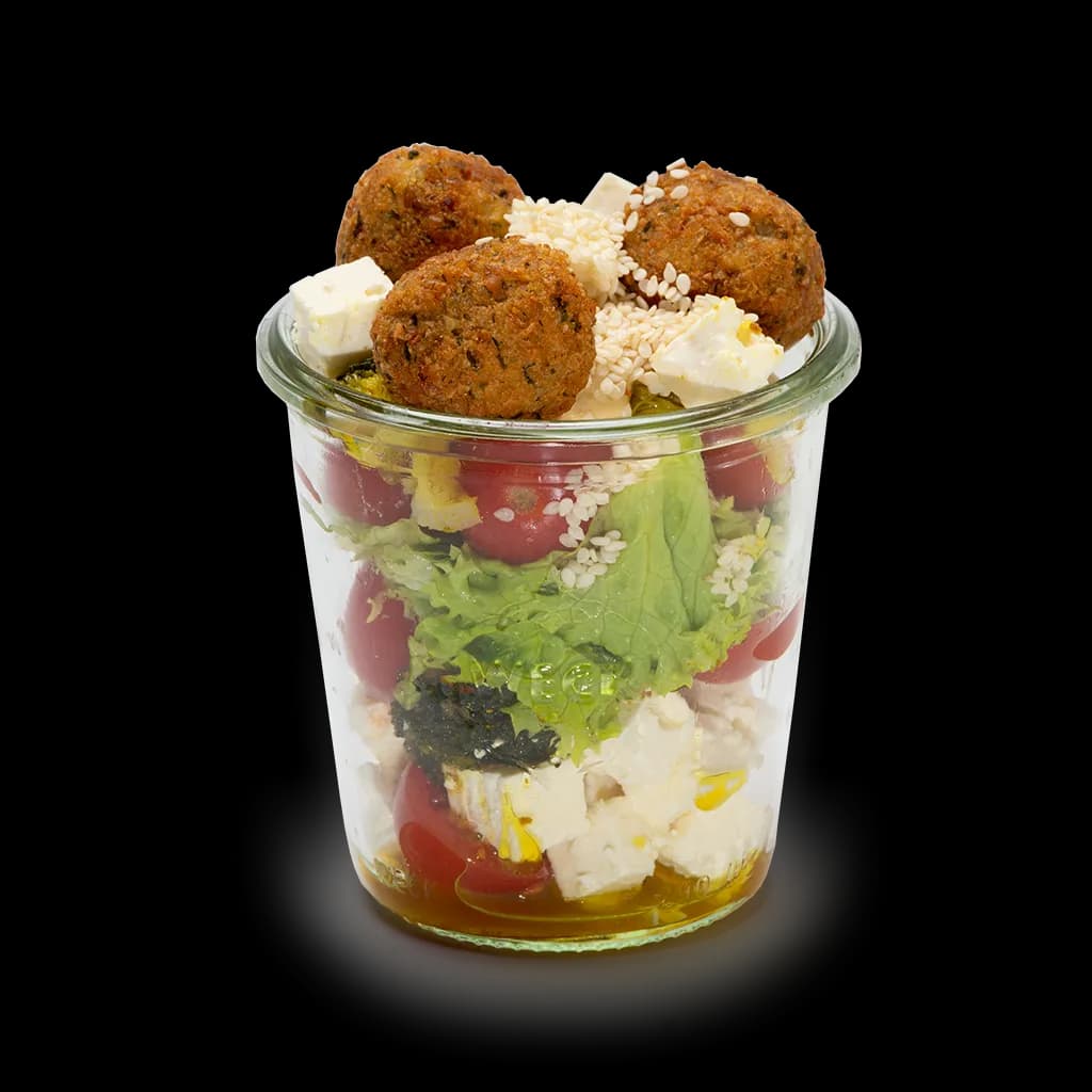 Falafel Veggie Salat im Weckglas mit Falafel und frischem Gemüse