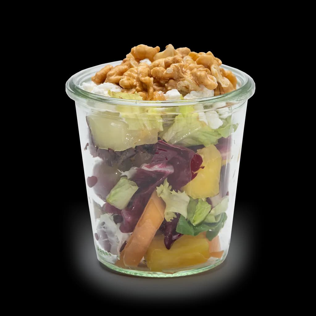 Fruchtige Ziege Salat im Weckglas mit Ziegenkäse und Walnüssen
