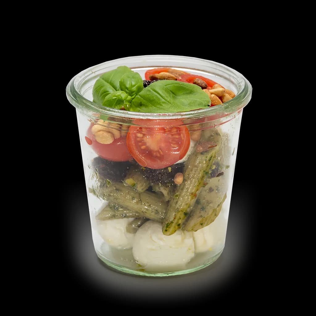 Gemischter Salat im Weckglas mit Blattsalat, Tomate und Gurke