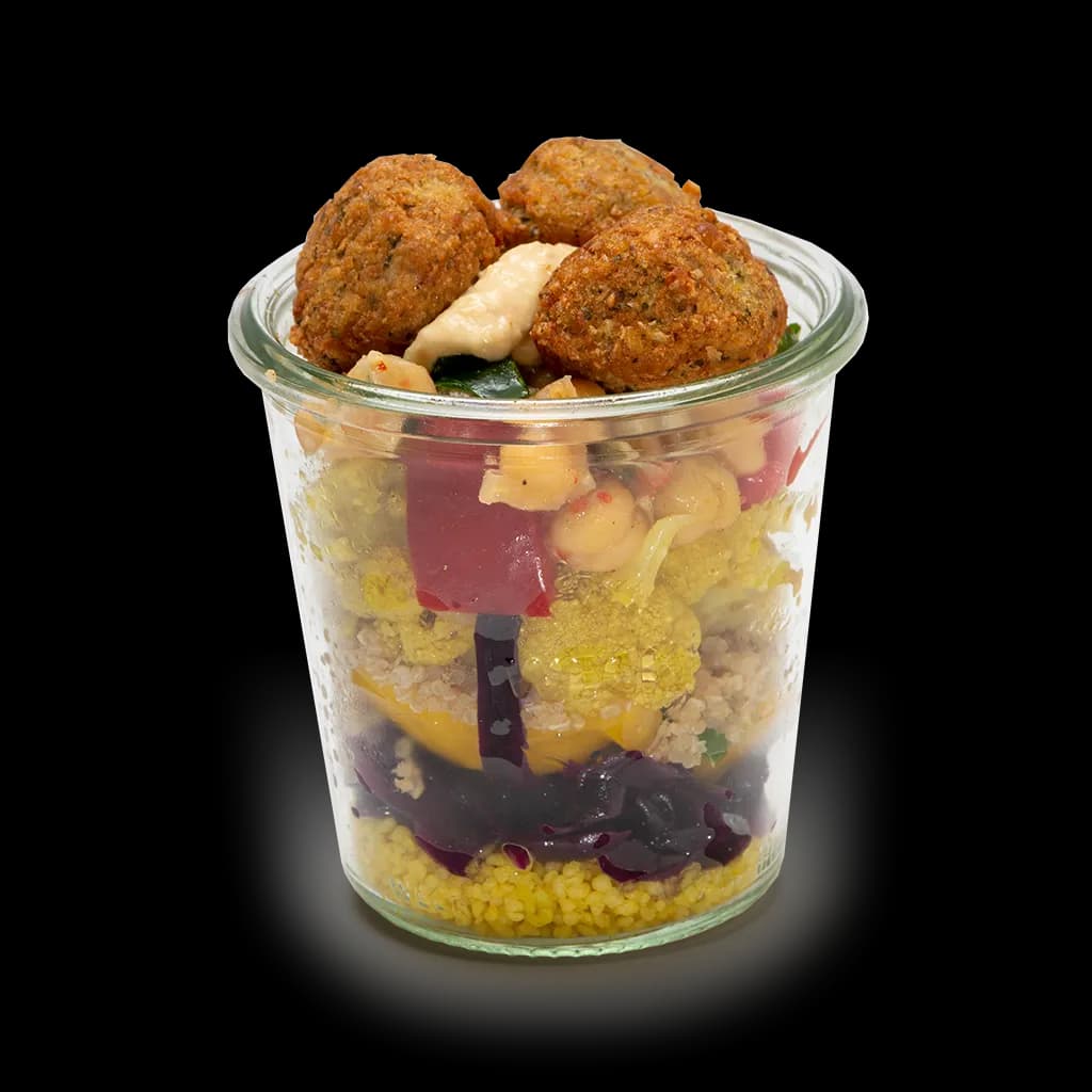 Oriental Bowl im Weckglas mit Couscous, Falafel und Rotkohl