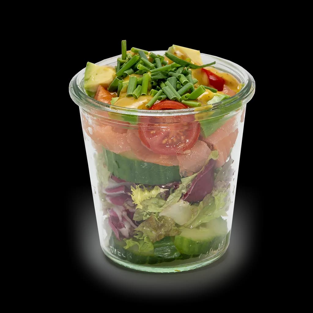 Salat mit Sesam-Huhn im Weckglas mit Spinat, Mais und Karotte
